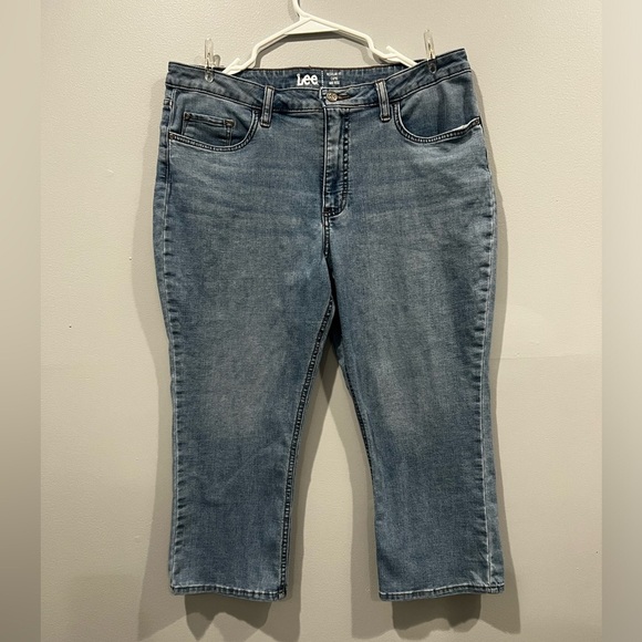 LEE women mid rise regular fit Capri blue jeans/size 16 - Picture 2 of 8
